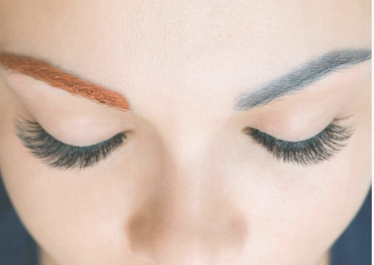 Waarom zie je zoveel lelijke, onnatuurlijke semi permanente make-up? Hoe komt dat eigenlijk?